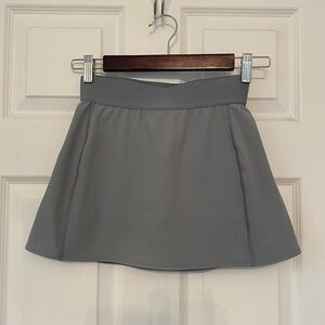 TNA Aritzia Slick Court Micro Tennis Golf Skirt Grey Size XS Built in shorts